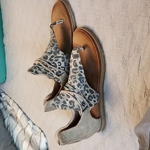 Very G leopard hooded sandals